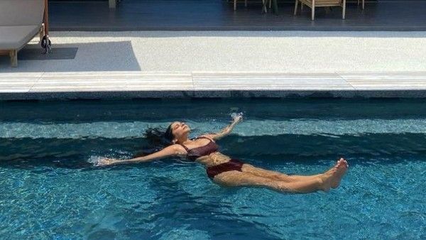 સેક્સી હોટ બિકીનીમાં હનીમૂન ઈન્જોય કરતી જોવા મળી રિયા કપૂર!