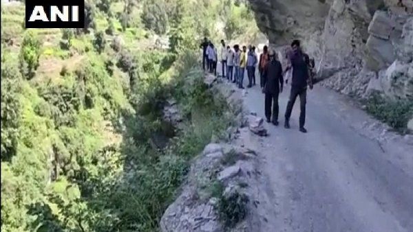 પીક અપ ટ્રક 200 ફુટ ઉંડા ખાડામાં ખાબકી, 3 લોકોના મોત