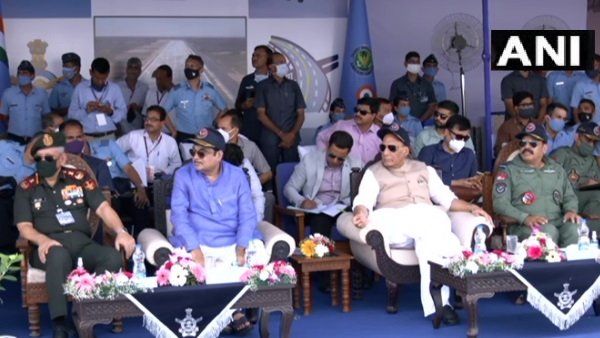 રાજનાથ સિંહે કર્યુ ઈમરજન્સી લેંડિંગ ફીલ્ડનુ ઉદઘાટન, હાઈવે પર ઉતર્યા સુખોઈ સહિત ઘણા ફાઈટર પ્લેન