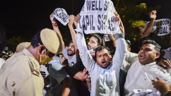 કોંગ્રેસ કાર્યકરોએ કપિલ સિબ્બલ સામે મોરચો ખોલ્યો, ઘર બહાર પ્રદર્શન!