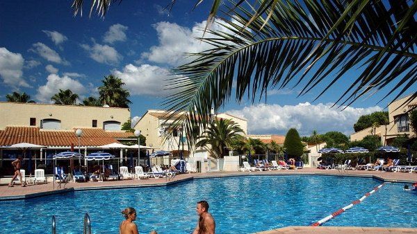 લોકો કપડા વગર ગમે ત્યાં જાય છે લોકો કપડા વગર ગમે ત્યાં જાય છે