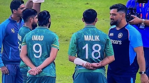 ભારતની હાર બાદ પાકિસ્તાની ખેલાડીઓ સાથે ધોનીના ફોટો વાયરલ, સોશિયલ મીડિયા ફેન્સે શું કહ્યું!