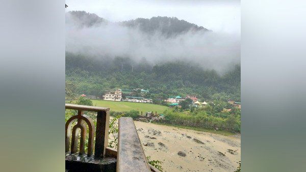 વાદળો વચ્ચે ખૂબ સુંદર હતો ઘાટીનો નઝારો વાદળો વચ્ચે ખૂબ સુંદર હતો ઘાટીનો નઝારો