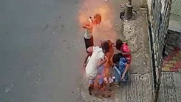 Video: ઘરની બહાર ગટર પર ફટાકડા ફોડી રહ્યા હતા બાળકો, ત્યારે અંદરથી નીકળ્યો ગેસ અને લાગી ગઈ આગ