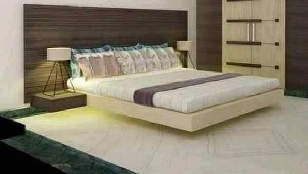 વૈભવી ગાદલા પર આરામ કરવાની જોબ