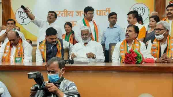 ભાજપમાં શામેલ થયા કોંગ્રેસ, બસપા અને સપાના નેતા, સ્વતંત્ર દેવે અપાવ્યું સભ્યપદ