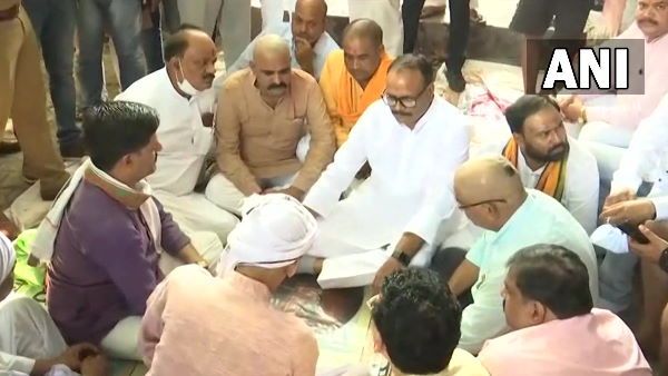 Lakhimpur Kheri violence : કાયદા મંત્રી હિંસામાં મૃત્યુ પામેલા ભાજપ કાર્યકર્તાના પરિવારને મળ્યા