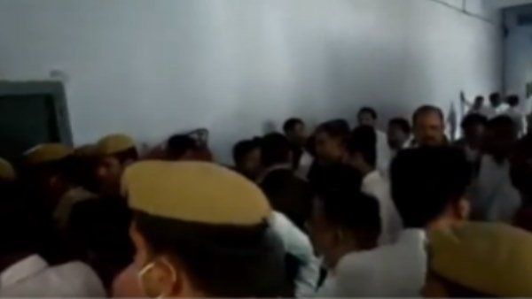 શાહજહાંપુર: કોર્ટના પરિસરમાં વકીલના ગોળી મારીને હત્યા, હડકંપ મચ્યો