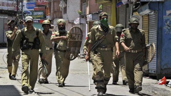 જમ્મુ-કાશ્મીર વહીવટી તંત્ર દ્વારા પ્રવાસી કર્મચારીએને ખીણ ન છોડવાનો આદેશ