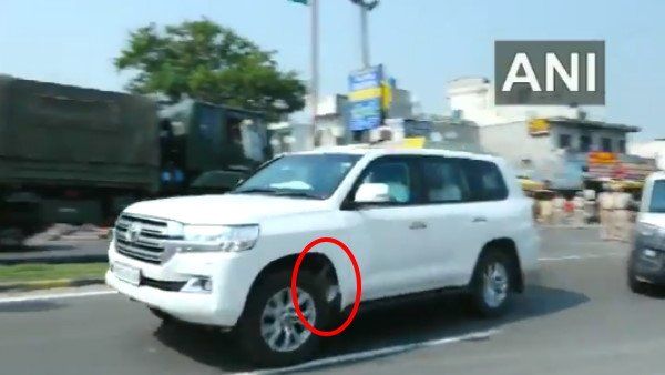 પ્રદર્શનકારી ખેડૂતોએ સુખબીર સિંહ બાદલની ગાડી પર ફેંક્યા પગરખા, વીડિયો વાયરલ