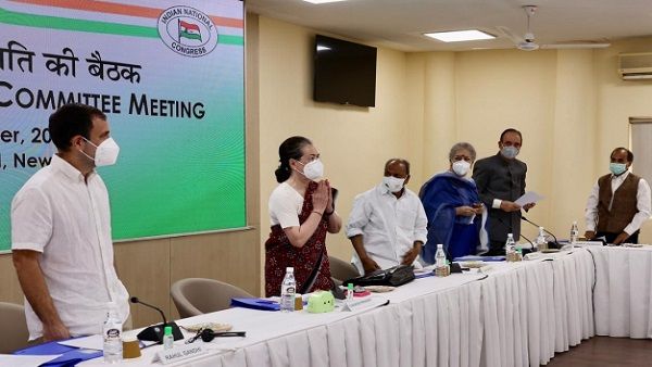 દિલ્લીમાં CWC બેઠક ચાલુ, રાહુલ-સોનિયા સહિત પાર્ટીના 52 નેતા હાજર