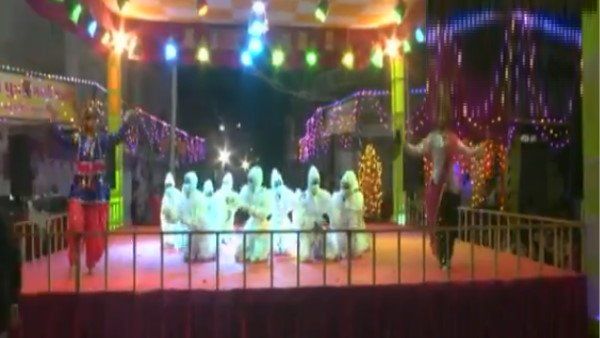 Video: ગુજરાતમાં ગરબા માટે થઈ રહી છે ભીડ, છોકરીઓએ પીપીઈ કિટ પહેરીને બોલાવી રમઝટ