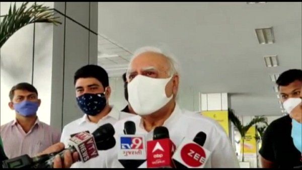 કપિલ સિબ્બલનુ પીએમ મોદી પર નિશાન, કહ્યુ - ગુજરાતથી દિલ્લી પહોંચેલા નેતા ગાંધીજી વિશે કંઈ નથી જાણતા