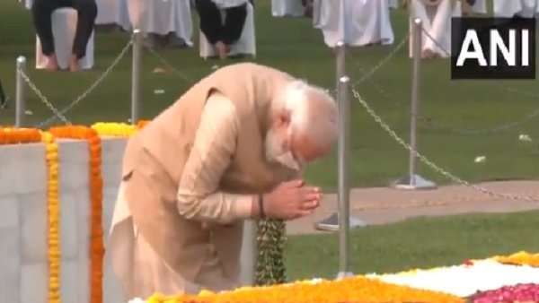 મહાત્મા ગાંધી અને શાસ્ત્રીજીની જયંતિ પર PM મોદીએ આપી વિનમ્ર શ્રદ્ધાંજલિ, સોનિયા ગાંધી પહોંચ્યા રાજઘાટ