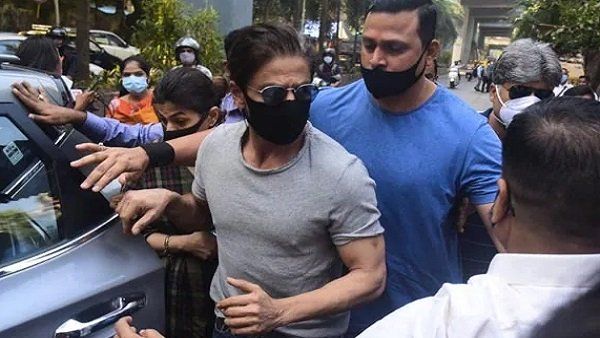 જામીન ન મળતા શાહરૂખ ખાન આર્યનને મળવા પહોંચ્યો આર્થર રોડ જેલ