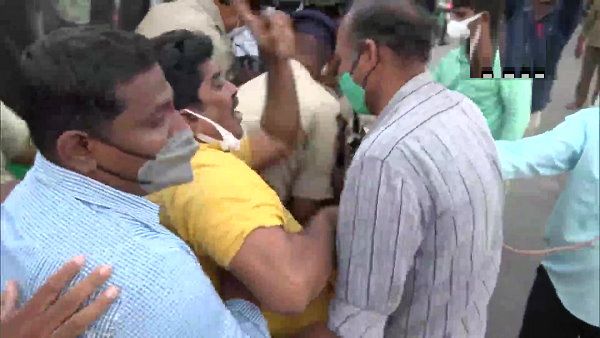 આંધ્ર પ્રદેશઃ તોડફોડના વિરોધમાં ટીડીપીએ કર્યુ રાજ્યવ્યાપી બંધનુ આહ્વાન, પોલિસ રોકવામાં લાગી