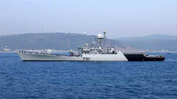 સપાટ જમીન પર બનાવવામાં આવ્યા મોડલ સપાટ જમીન પર બનાવવામાં આવ્યા મોડલ