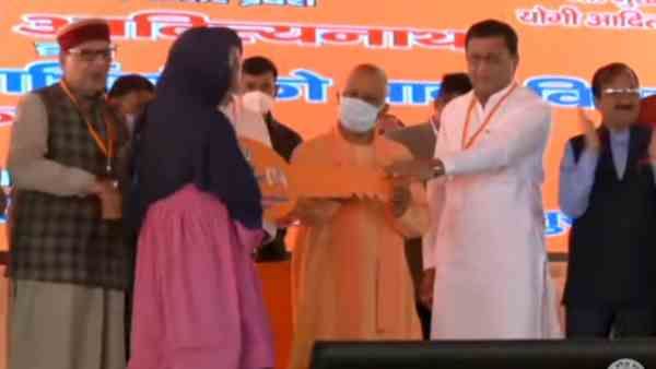 પ્રધાનમંત્રી આવાસ યોજનાની લાભાર્થિઓને નથી મળી ચાવી, સીએમ યોગીના પહોંચતા જ લોકોએ કર્યો હંગામો