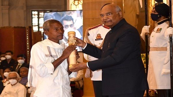 જ્યારે એક નારંગી વેચવા વાળો ઉઘાડા પગે પદ્મશ્રી લેવા પહોંચ્યો!