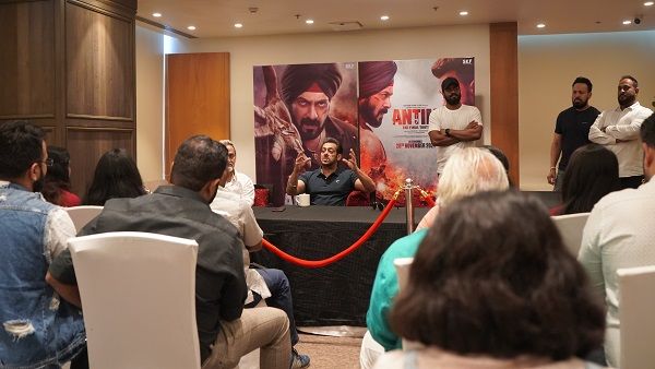 ફેન્સે કરી પડાપડી