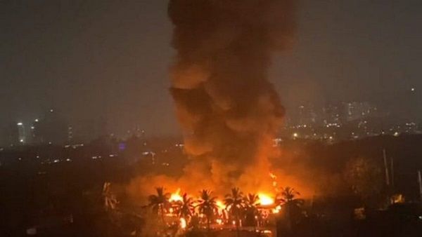 મુંબઇ: સેમસંગના સર્વિ સેન્ટરમાં લાગી ભીષણ આગ, 8 ફાયર ફાઇટરની ગાડીઓ હાજર