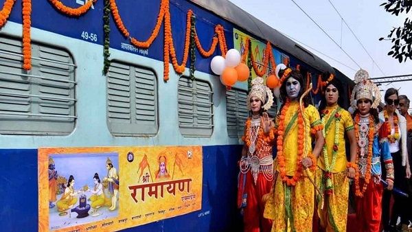 રામાયણ યાત્રા: શ્રદ્ધાળુઓને લઇ અયોધ્યા પહોંચી પહેલી ટ્રેન, ફુલોથી કરાયું સ્વાગત