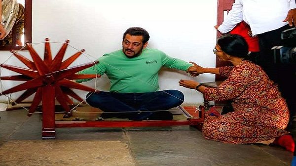 અમદાવાદ: સલમાન ખાને ગાંધી આશ્રમની લીધી મુલાકાત, ફિલ્મ અંતિમનું કર્યું પ્રમોશન, ઝલક જોવા ફેન્સે કરી પડાપડી