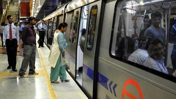દિલ્હી મેટ્રોમાં ઉભા રહીને મુસાફરી કરવાની મંજૂરી મળી, બસોને લઈને પણ મોટો નિર્ણય લેવાયો!