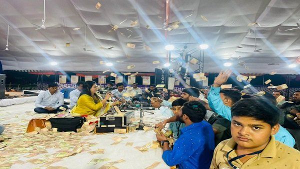 રૂપિયાના વરસાદ વચ્ચે પણ સતત ગાતી રહી ઉર્વશી