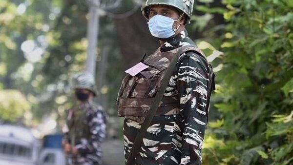 જમ્મુ કાશ્મીરમાં ચાલી રહ્યુ છે સેનાનુ ઑપરેશન, પુલવામામાં એક આતંકી ઠાર, અથડામણ ચાલુ