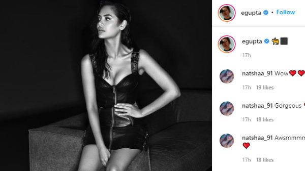 સોફા પર બેસીને આપ્યો પોઝ