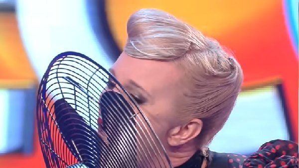 જીભ વડે પંખો બંધ કરી દીધો