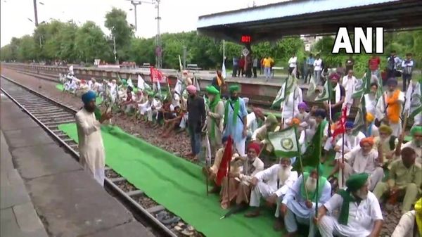 ખેડૂતોના રેલ રોકો આંદોલનને પગલે રેલ્વેએ 40 ટ્રેનો રદ્દ કરી, પઠાણકોટ-જમ્મુ તાવી રેલ વિભાગ ઠપ્પ!