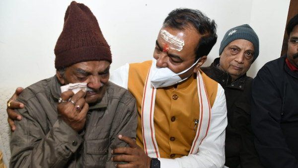 IAF chopper crash : વિંગ કમાન્ડર શહીદ પૃથ્વી સિંહના પરિવારને મળ્યા કેશવ મૌર્ય, કહી આ વાત...