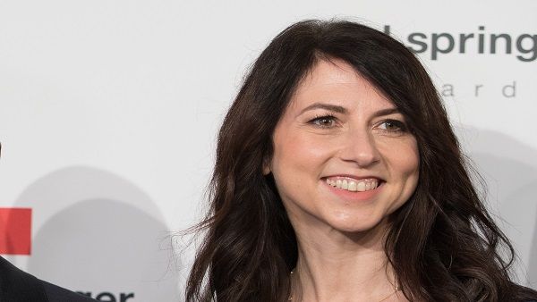 મેકેન્ઝી સ્કોટ ટોચના સ્થાને