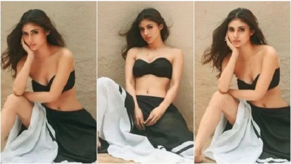 ભીડ મૌનીને ઘેરી વળી