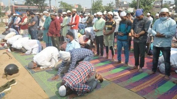 ગુરૂગ્રામ: જાહેરમાં નમાઝ પઢતા લોકોનો હિન્દુ સંગઠનોએ કર્યો વિરોધ, 20 લોકોની અટકાયત