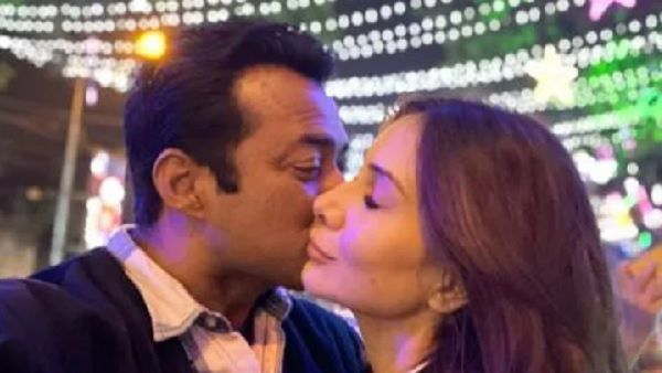 લિએન્ડર પેસે કિમ શર્માને કિસ કરી લિએન્ડર પેસે કિમ શર્માને કિસ કરી