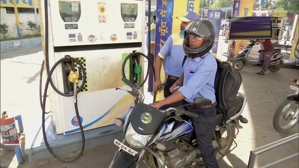 Petrol-Diesel Price: દિલ્હીમાં બીજા મહાનગરોથીયે સસ્તુ પેટ્રોલ, જાણો આજના ભાવ