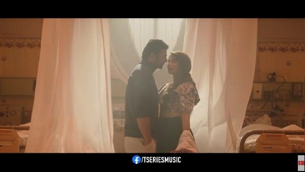 પ્રભાસ અને પૂજા હેગડેનો રોમાંસ, હિંદીમાં રિલીઝ થયુ 'રાધે શ્યામ'નુ લવ સોંગ 'આશિકી આ ગઈ'