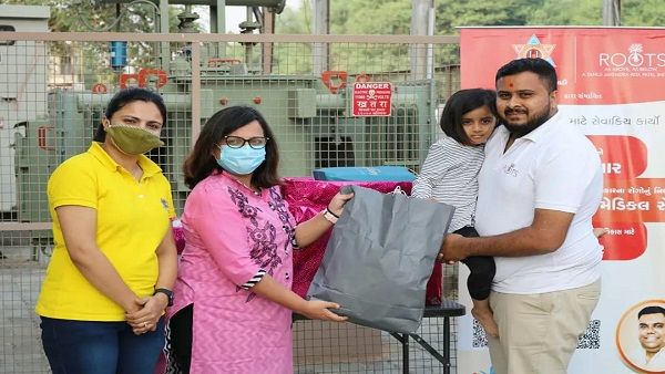 આણંદ: રૂટ્સ ફાઉન્ડેશન દ્વારા જરૂરિયાતમંદ ગરીબ પરિવારોને કપડાં તથા રમકડાઓનું વિતરણ કરાયુ