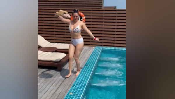 Video: માલદીવમાં હનીમૂન પર ટૂ પીસ અને હાથમાં ચૂડો પહેરીને શ્રદ્ધા આર્યાએ કર્યો જબરદસ્ત ડાંસ