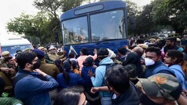 દિલ્હીમાં વિરોધ કરી રહેલા રેસિડેન્ટ ડોક્ટરો અને પોલીસકર્મીઓ વચ્ચે ઘર્ષણ, 7 ઘાયલ!