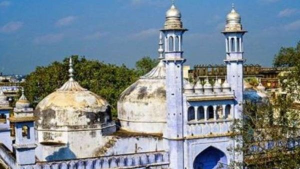 મંદિર પાસે જ્ઞાનવાપી મસ્જિદ આવેલી છે