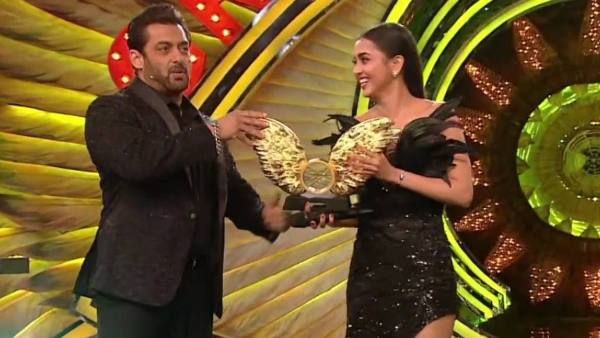Bigg Boss 15: તેજસ્વી પ્રકાશે પોતાના નામે કરી ટ્રોફી, સિદ્ધાર્થને યાદ કરી સલમાન અને શહેનાઝ રડી પડ્યા