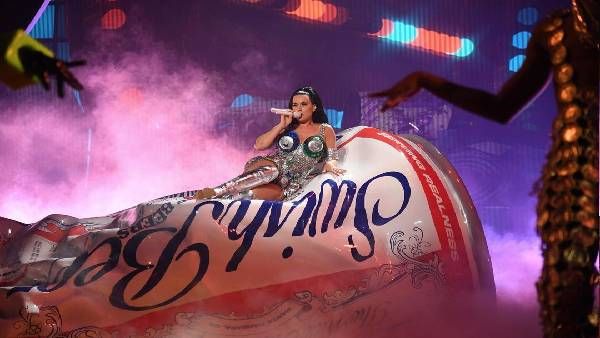 બ્રાની અંદરથી બીયરની કેન કાઢી અને...