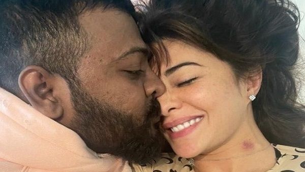 જેક્લીનના ગળા પર લવ બાઈટ જેક્લીનના ગળા પર લવ બાઈટ