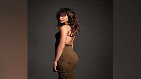 ટાઈટ ડ્રેસ સાથે લાઈટ મેકઅપ 