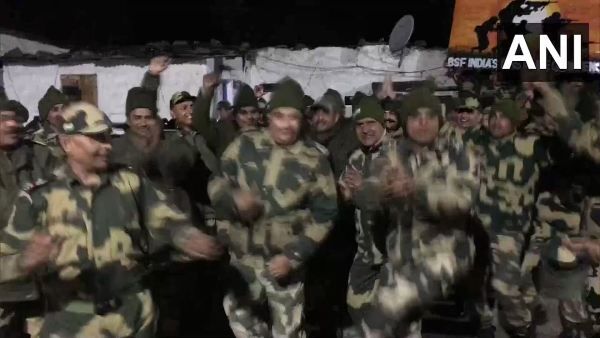 ગુજરાતથી લઇ કાશ્મીર સુધી, નવા વર્ષની ઉજવણી કરતા જોવા મળ્યા BSFના જવાનો