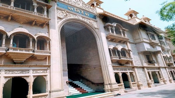 વડોદરા: હરિધામ-સોખડા મંદીરમાં સંતોએ કરી મારામારી, યુવકના પિતાએ કહ્યું- અમારા પરિવાર પર જોખમ